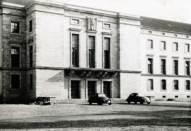 Haupteingang des Präsidiums im März 1943 (DRK)