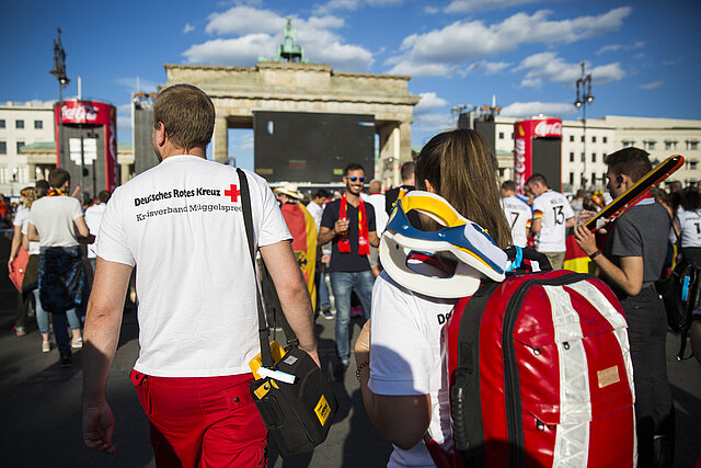 DRK-Einsatzkräfte im Einsatz beim Public Viewing in Berlin