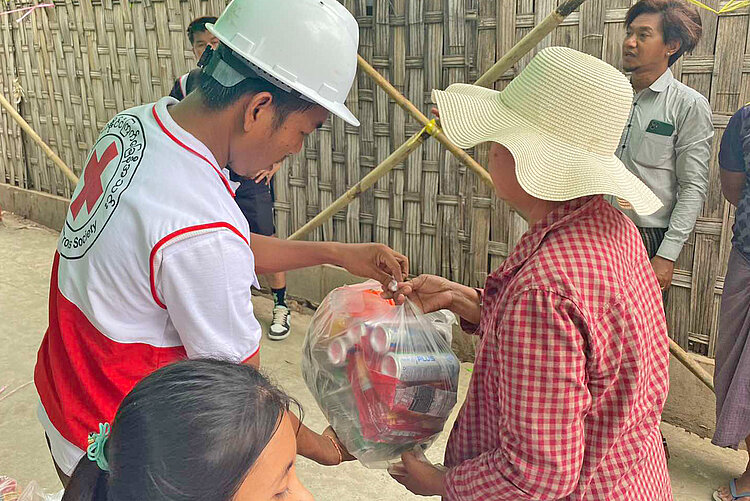 Myanmarisches Rotes Kreuz verteilt Nahruungsmittel an Erdbebenopfer