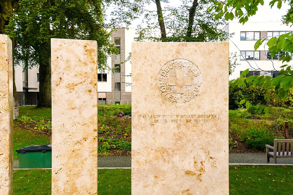 DRK-Logo auf Travetin-Stele