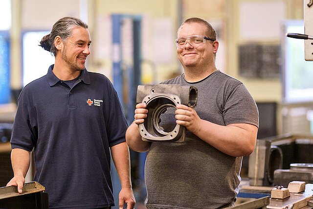 DRK-Fachpersonal und Mitarbeiter bei Arbeit an Maschinen