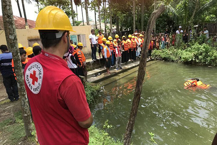 Foto: Wasserrettungsübung - Katastrophenvorsorge in Cox's Bazar