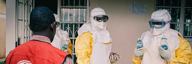 Männer in Schutzkleidung bei Übung für Pandemien und Epidemien
