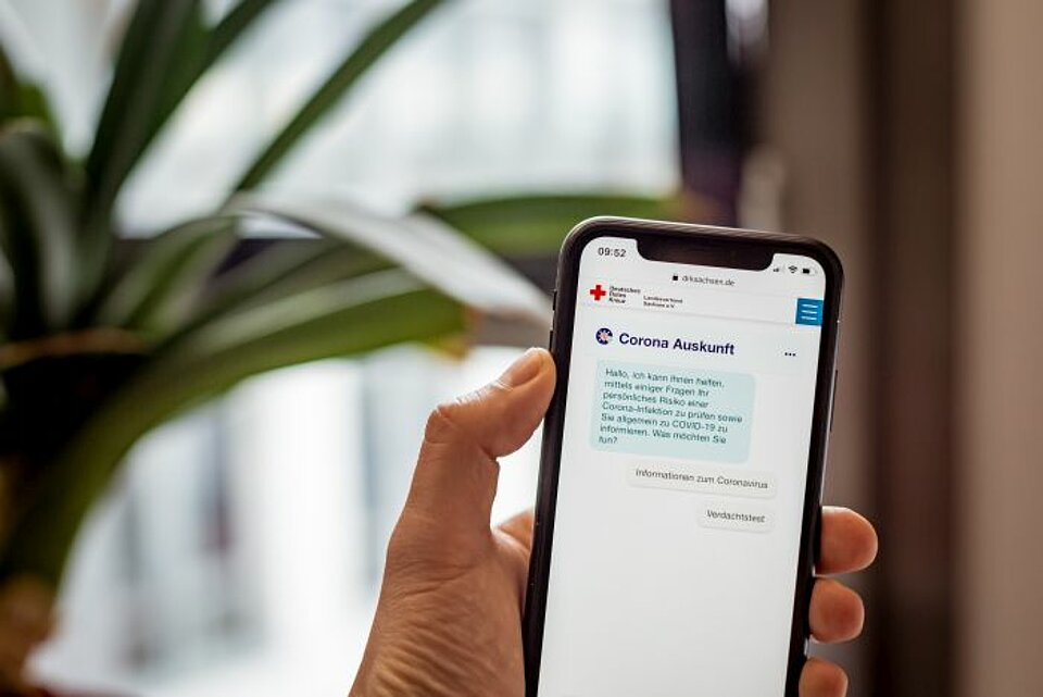 Smartphone mit Chatbot des DRK LV Sachsen