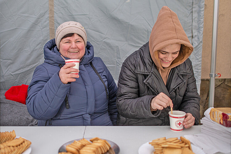 Ukrainerinnen in einem Rotkreuz-Zelt 