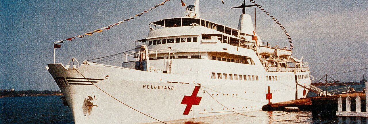 Das Schiff Helgoland liegt im Hafen