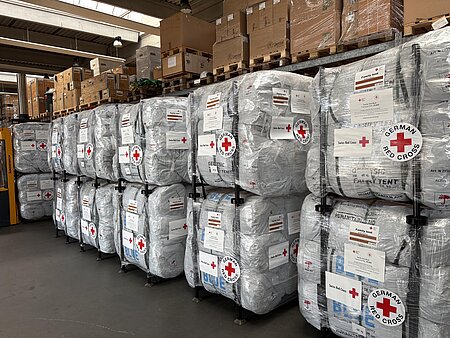 Verpackte Hilfsgüter, in diesem Fall Familienzelte, auf Paletten für den Transport nach Myanmar