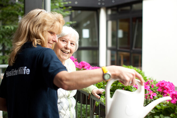 Ambulante Pflege, DRK, Wohlfahrtsverband, Augentropfen, Hausbesuch, Patient, Pflegedienst, Pfleger, Pflegerin