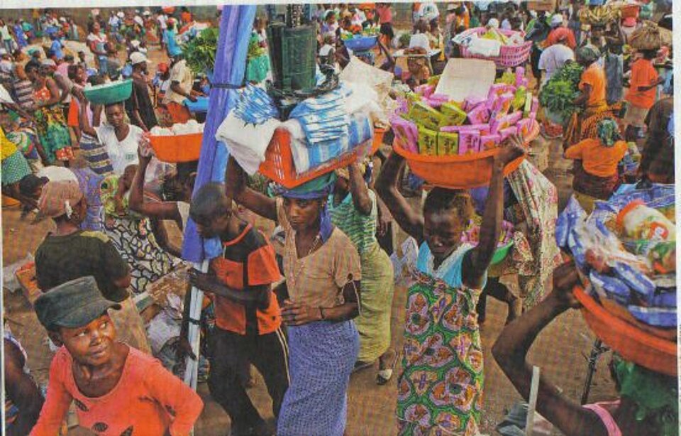Foto: Buntes Markttreiben in Angola