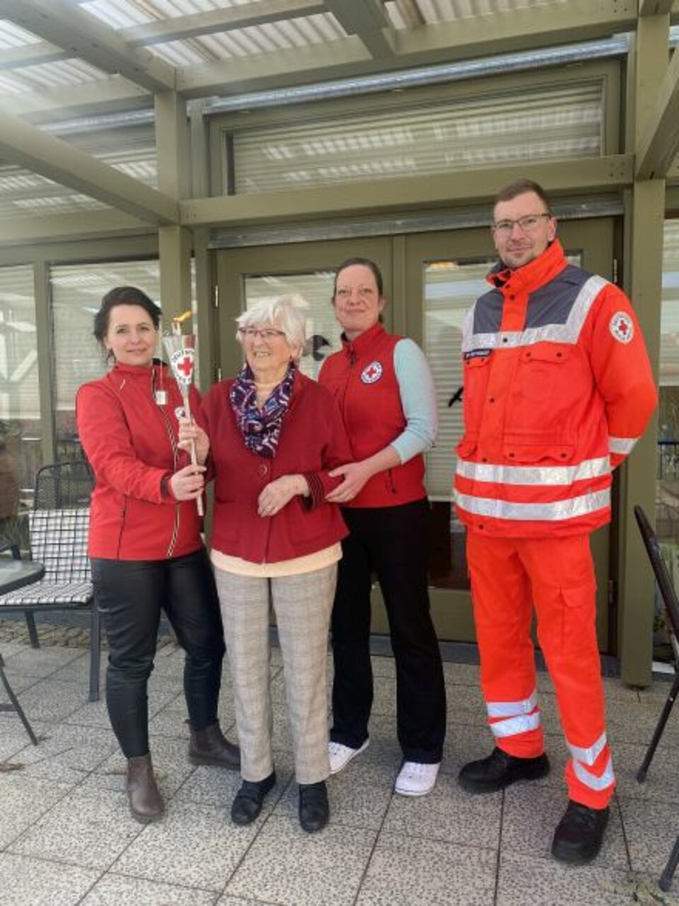 Pflegedienstleiterin Jennifer Lätsch, Besucherin der Tagesgruppe Erna Müller, Mitarbeiterin Ramona Krause und Kamerad der SEE-Sanität Patrick Herrmann mit der Fackel.