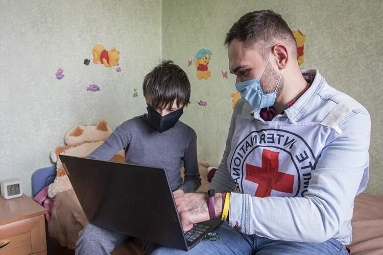 UKRK-Mitarbeiter mit Junge 