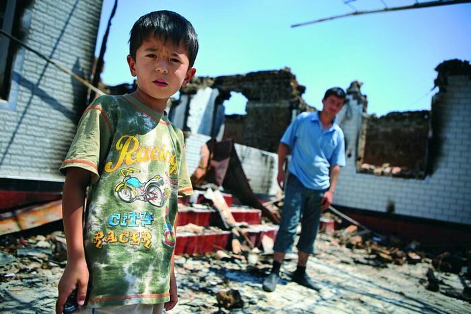 Bild: Junge vor zerstörtem Gebäude