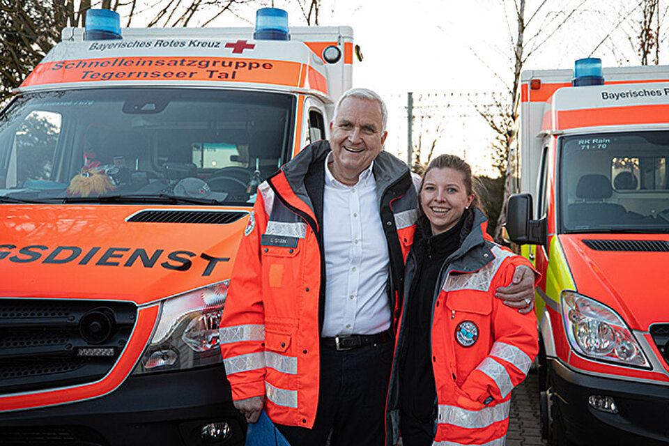 Rettungssanitäter vor Rettungswagen 