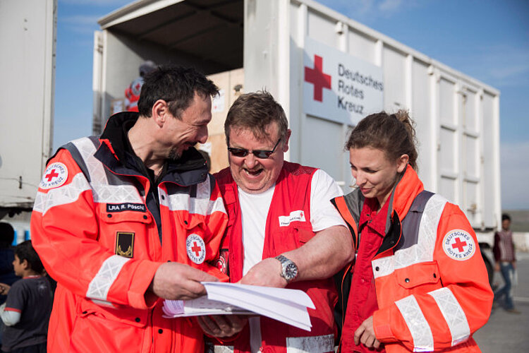 Deutsches Rotes Kreuz, Flüchtlingshilfe, Logistik, Auslandshilfe, Balkan, Balkanroute, Mitarbeiter, Lastwagen, Lkw, Fahrt, Finnisches Rotes Kreuz