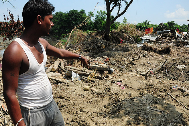 Ein Mann in den Trümmern nach den Überschwemmungen
