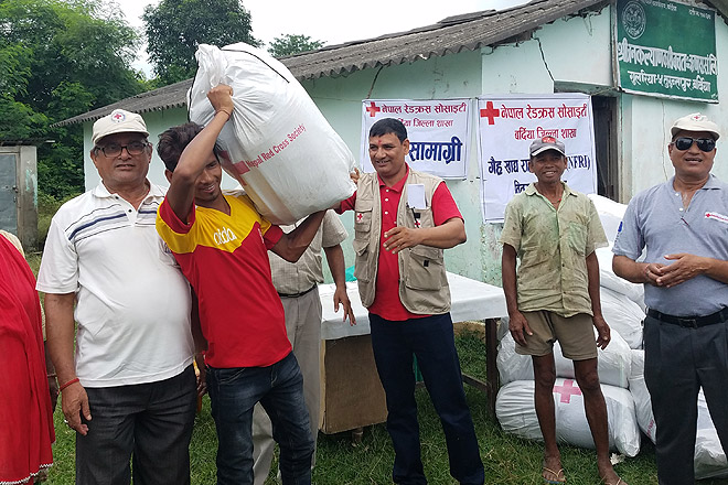 Vergabe von Hilfsgütern nach Überschwemmungen in Südostasien
