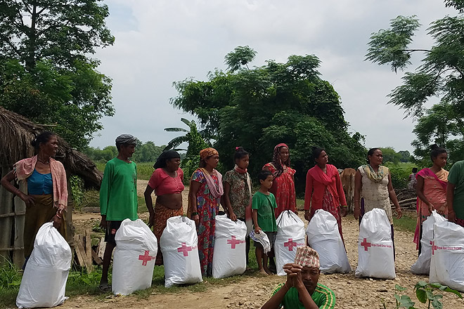 Nepalis mit Hilfsgütern