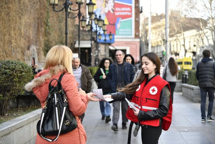 Rotes Kreuz in Georgien informiert über Corona