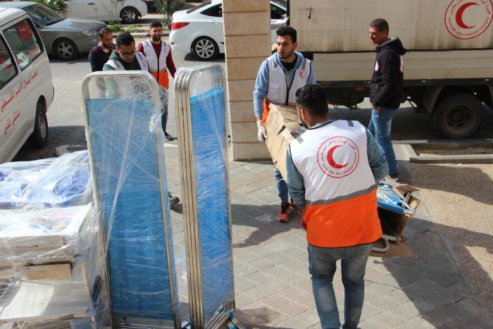 Palästinensischer Roter Halbmond baut Triage Zelt auf 