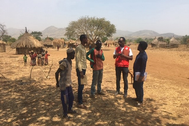 Äthiopische Rotkreuzhelfer im Gespräch mit Bevölkerung Äthiopiens