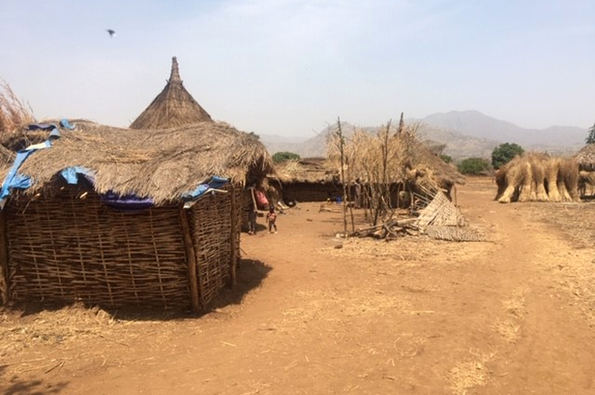 Hütten einer Vertriebenen-Siedlung in Äthiopien