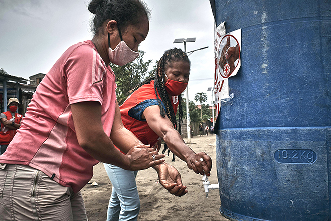 Zwei Frauen in Madagaskar waschen sich die Hände