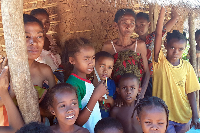 Foto: Eine Gruppe von Überschwemmungen betroffener Menschen in Madagaskar