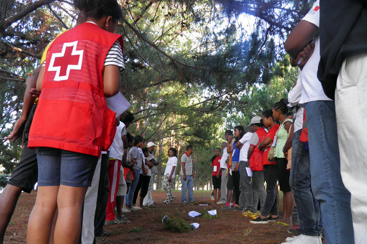 Zwe Gruppen madagassischer Einwohner bei einem Klimaspiel
