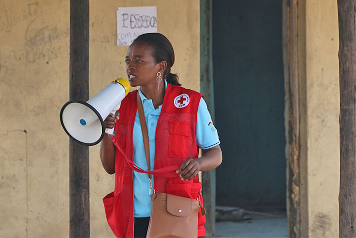 Rotkreuzmitarbeiterin in Mosambik 