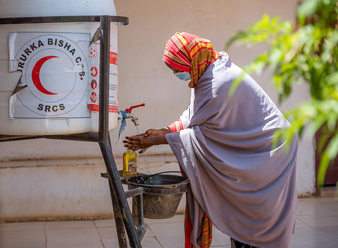 Somalierin wäscht sich Hände an Handwaschstation