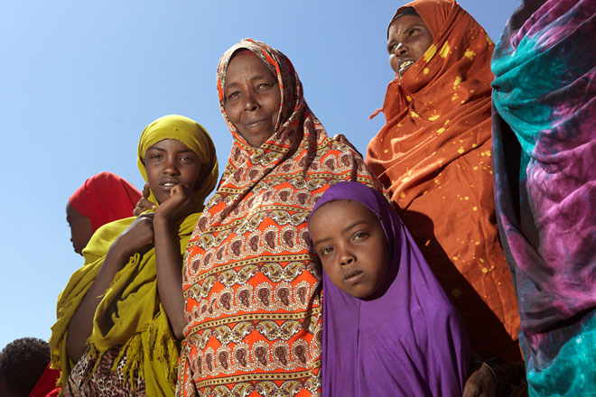 Foto: Somalische Frauengruppe in bunten Gewändern