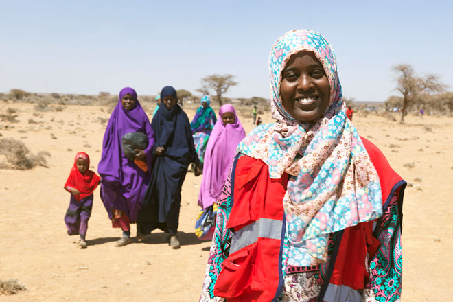 Foto: Rothalbmondfreiwillige in Somalia vor einigen Frauen mit Kind