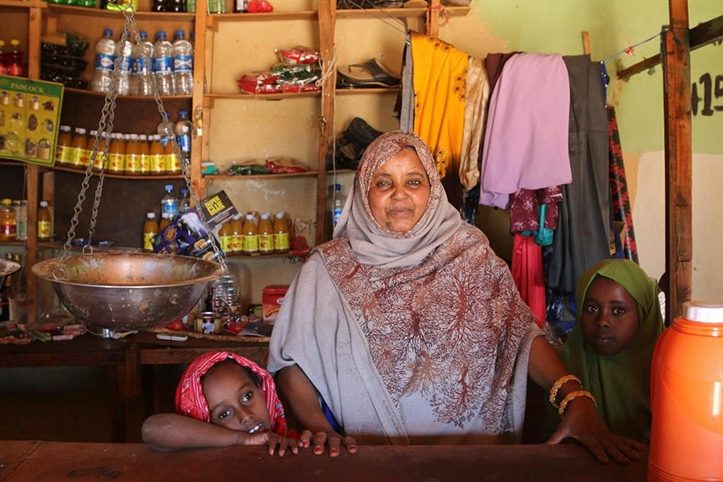 Somalierin mit 2 Kindern in einem Laden