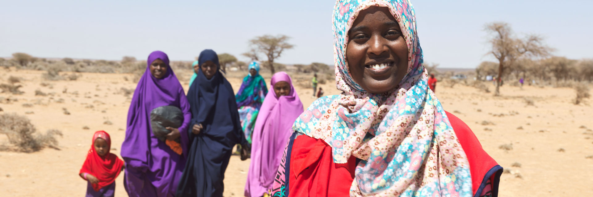Foto: Rothalbmondfreiwillige in Somalia vor einigen Frauen mit Kind