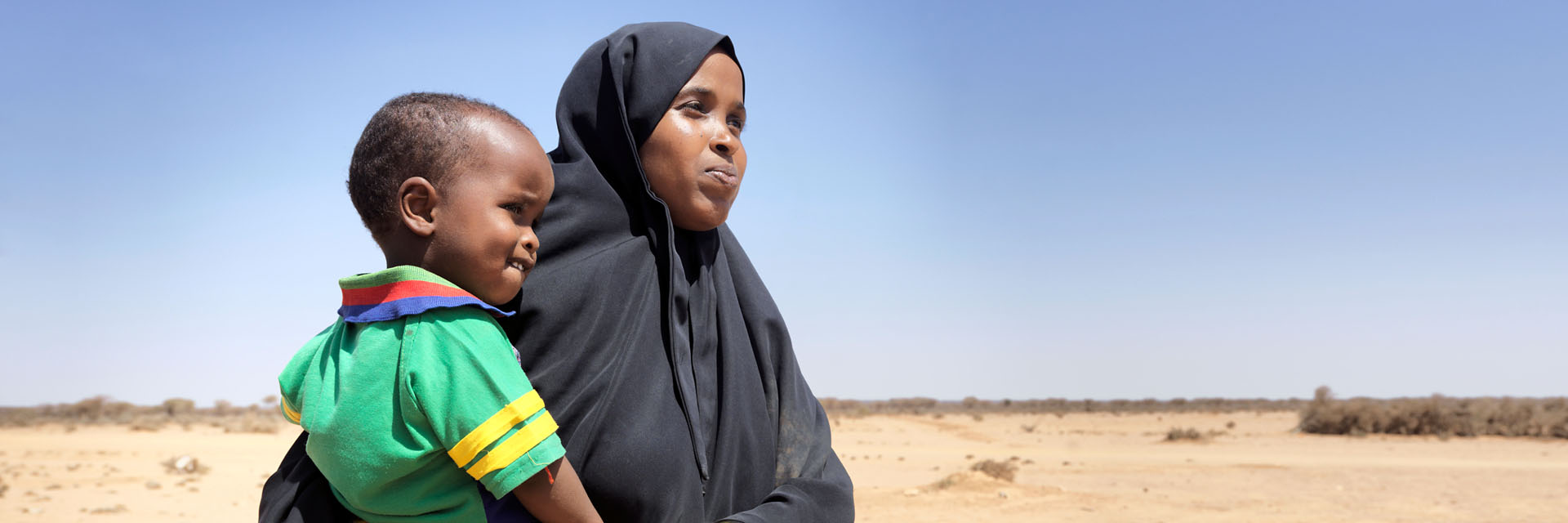 Foto: Somalische Mutter mit Kleinkind auf der Hüfte