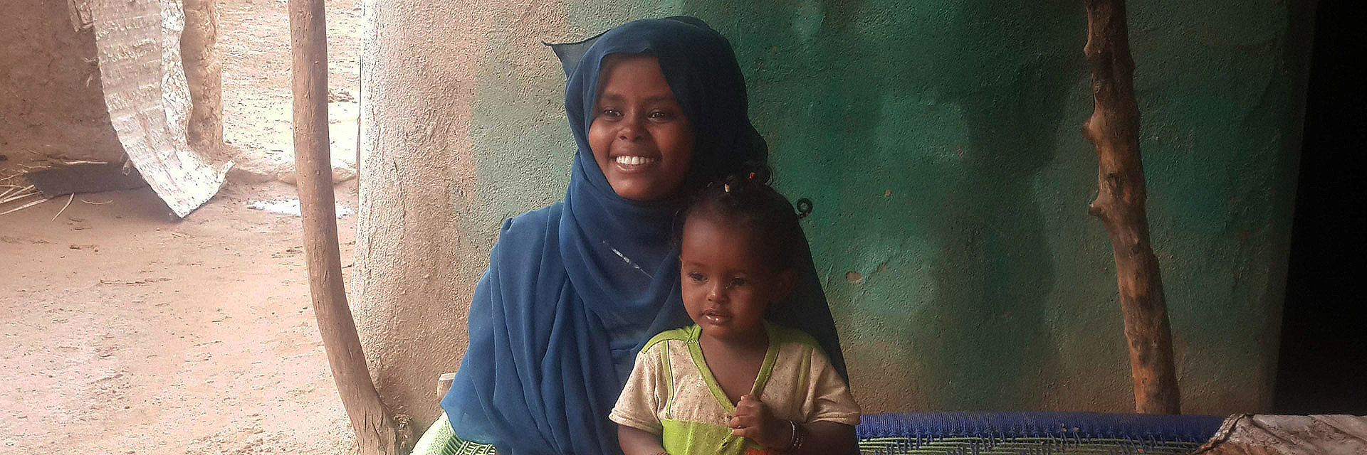 Junge Mutter mit Kind im Sudan
