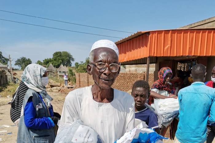 Ein alter Mann erhält Hilfsgüter im Sudan