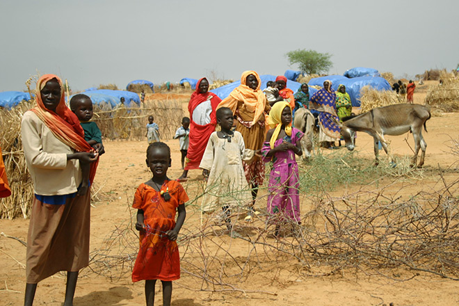Sudanesische Familien in sandiger Steppe