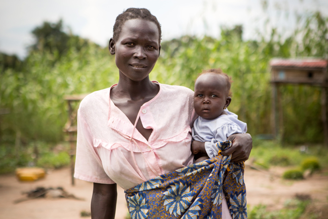 Mutter mit Kind auf einem Feld im Sudan
