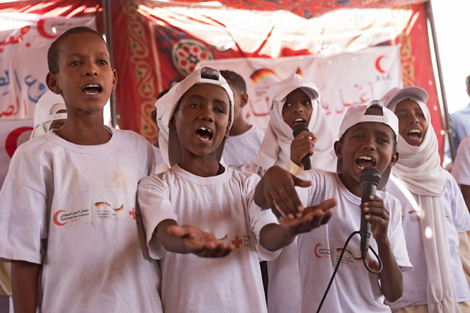 Foto: Singende Kinder im Sudan