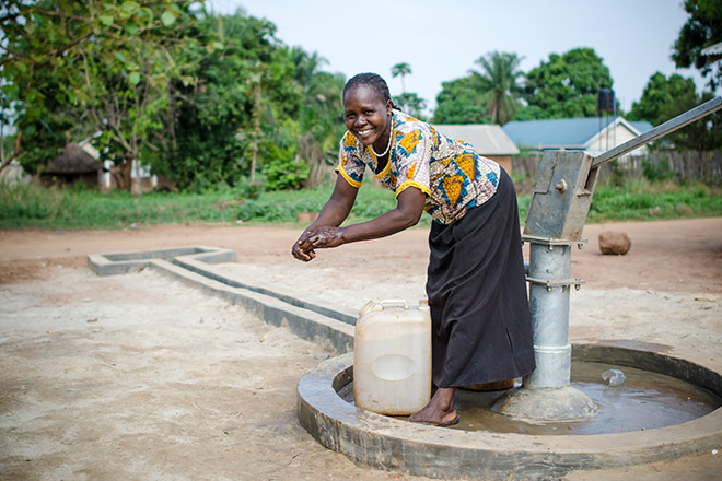 Frau im Südsudan an einem Brunnen