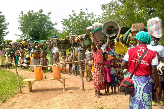 Foto Frauen eines togolesischen Dorfes stehen in Reihe