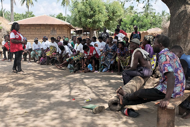 Foto: Rotkreuzlerin auf Versammlung in einem togolesischen Dorf