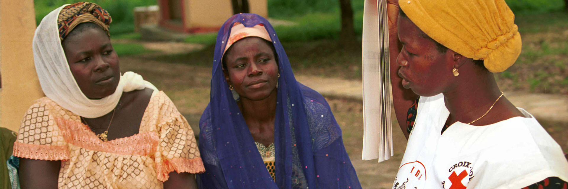 Foto: Togolesische Rotkreuzfreiwillige im Gespräch mit 2 Müttern