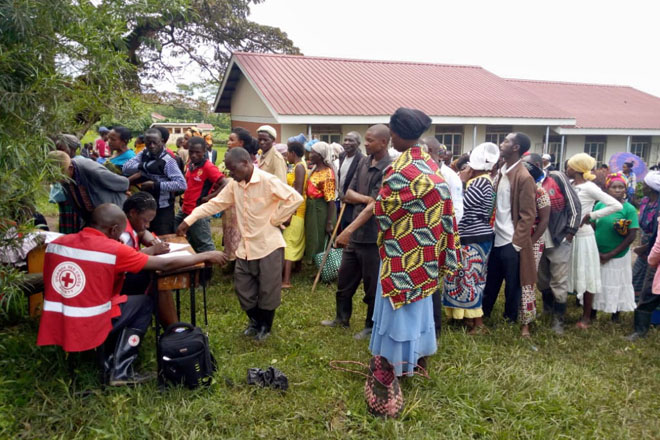 Nach den Überschwemmungen in Uganda erhält die Bevölkerung eine Hilfsgüterlieferung