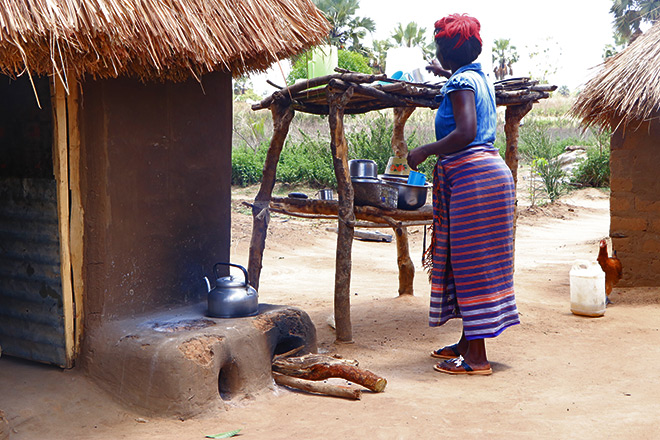 Uganda: Frau arbeitet in einer Außenküche des Flüchtlingslagers