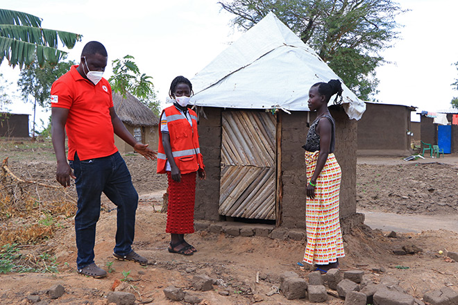 Arbeit am Hygiene-Projekt: Rotkreuzler und Uganderin vor neuer Latrine