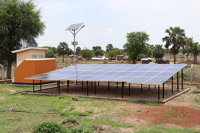 Solarpaneele und Technikhäuschen in Uganda