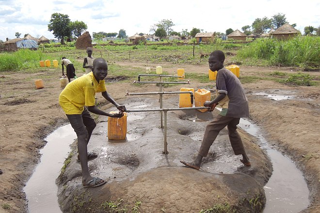 Spenden für Uganda helfen beim Bau von Brunnen und Latrinen