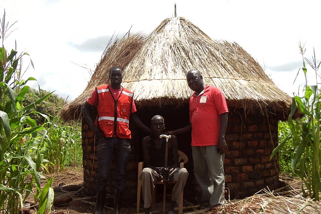 Spenden in Uganda ermöglichen die Anfertigung vin überschwemmungssicheren Hütten